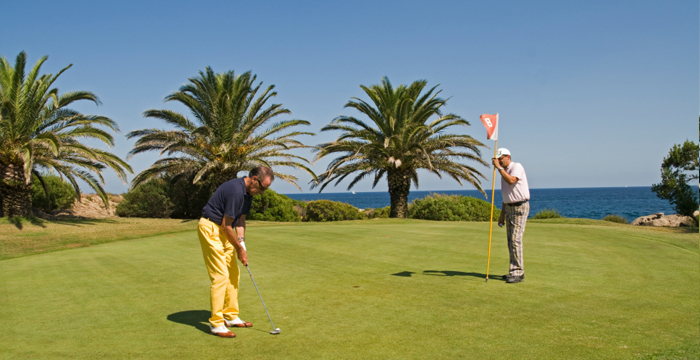 Golf spielen am Strand